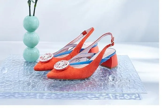 HOA spring new pointed toe round badge thick square heel kitten pumps - Lumi