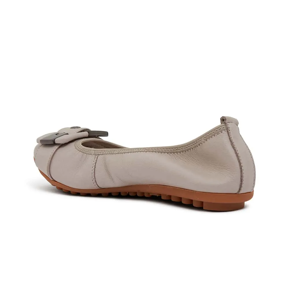 Pentagon Flat in Taupe Leather