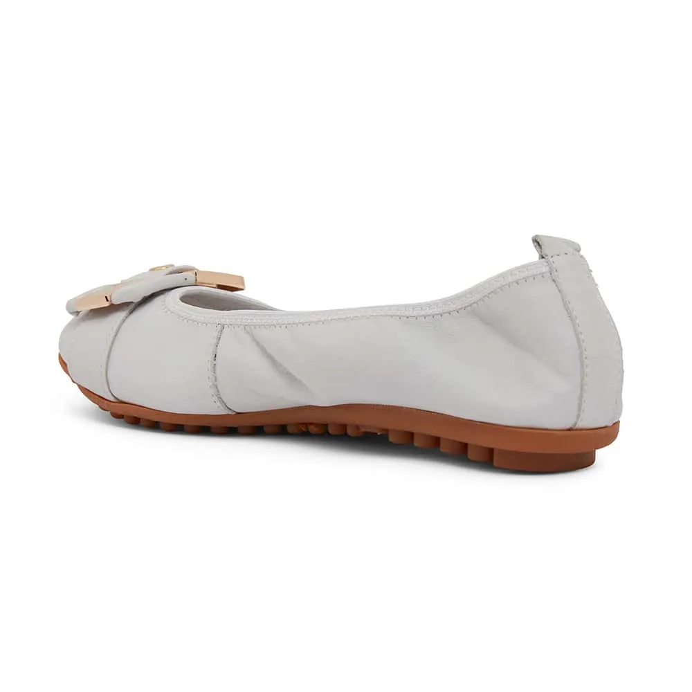 Pentagon Flat in White Leather